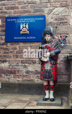 Statua di Scottish piper riproduzione di cornamuse all entrata del museo del reggimento della Royal Scots Dragoon Guards dentro il castello di Edimburgo, Scozia, Regno Unito Foto Stock