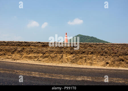 Strati di terreno e roccia del traffico stradale strato di pavimentazione del suolo Strato di roccia di schiacciamento Foto Stock