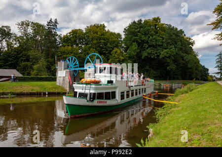 Nave turistica, acqua Buczyniec rampa, Elblaski Canal Polonia Foto Stock