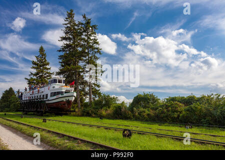 Nave turistica, acqua Jelenie rampa, Elblaski Canal Polonia Foto Stock