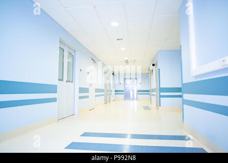 Il corridoio di un ospedale è illuminata da luce naturale ed arredate con materiali moderni, girato con una lente grandangolare. Foto Stock