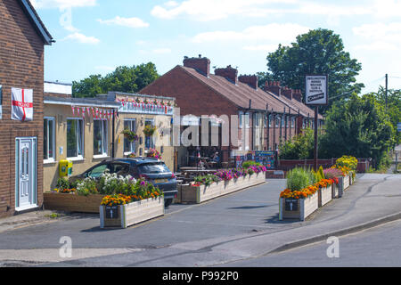 Il splendidamente decorate esterno di Swillington minatori Welfare Club a Leeds Foto Stock