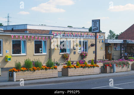 Il splendidamente decorate esterno di Swillington minatori Welfare Club a Leeds Foto Stock