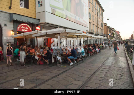 L'Italia,Lombardia,Milano,Naviglio Grande Vista. INavigli,Naviglio Grande canal e Via Alzaia Naviglio Pavese Foto Stock