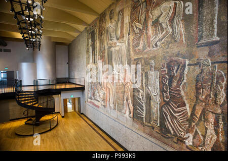 L'Italia,Lombardia,Milano,'Palazzo informazioni' progettato dall'arch Giovanni Muzio. L'ingresso centrale è impreziosita dal sovrastante balcone di porfido e il grande bassorilievo,entrambe le opere di Mario Sironi autore anche del grande mosaico intitolato " Il lavoro fascista' (1936-1937) oggi all' interno dell' edificio con il titolo modificato in 'Corporate Italia" Foto Stock