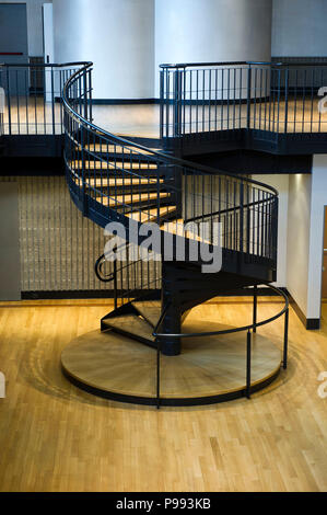 L'Italia,Lombardia,Milano,'Palazzo informazioni' progettato dall'arch Giovanni Muzio. L'ingresso centrale è impreziosita dal sovrastante balcone di porfido e il grande bassorilievo,entrambe le opere di Mario Sironi autore anche del grande mosaico intitolato " Il lavoro fascista' (1936-1937) oggi all' interno dell' edificio con il titolo modificato in 'Corporate Italia" Foto Stock