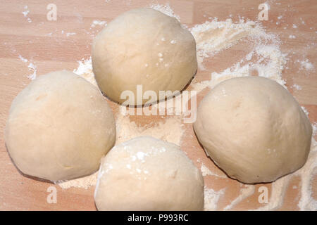 Pizza Pasta di pane dimostrando sfere Foto Stock