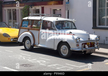 Il vecchio Morris viaggiatore in condizioni immacolate, Beaumaris, Anglesey, Galles Foto Stock