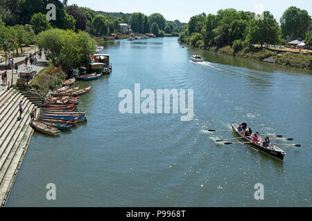 Estate di scena sul fiume Tamigi a Richmond upon Thames Surrey, Inghilterra, con barche a noleggio e un passaggio barca a remi Foto Stock