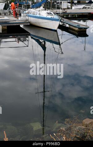 La riflessione di una barca a vela in Inverkip Marina Foto Stock