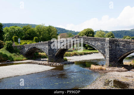 Pont Fawr ponte che attraversa il fiume Conwy, Llanrwst, Clwyd, Galles Foto Stock