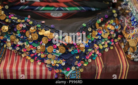 Le monete d'oro finte sono sui bordi della sciarpa Foto stock - Alamy