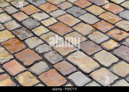 Full frame shot che mostra il dettaglio di un multicolore storica cobblestone pavement Foto Stock