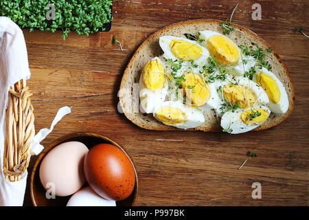 La colazione Toast con uova sode e giardino Cress sulla parte superiore Foto Stock