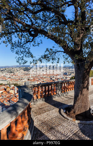 Francia, bella città dal di sopra, punto di vista collina terrazza con struttura ad albero e balaustra classica Foto Stock