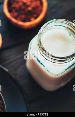 Colazione sana varietà. Muesli con cacao e latte. Latte di Mandorla con cereali Foto Stock