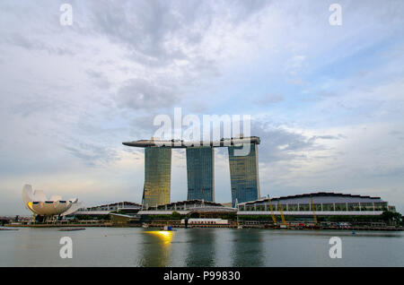 Singapore Marina Bay Sands riflette il sole di setting Foto Stock