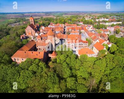 Vista aerea della medioevale città Reszel - piccola città della regione di Warmia, con una lunga storia, molti monumenti storici e varie attrazioni turistiche, Pol Foto Stock
