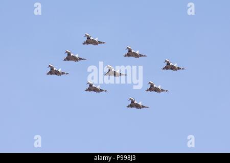 9 Eurofighter Typhoon FGR4s effettuando un'unica flypast celebra i suoi cento anni della Royal Air Force al 2018 Royal International Air Tattoo Foto Stock