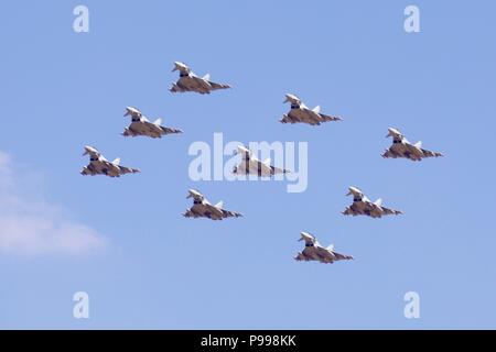 9 Eurofighter Typhoon FGR4s effettuando un'unica flypast celebra i suoi cento anni della Royal Air Force al 2018 Royal International Air Tattoo Foto Stock