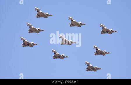 9 Eurofighter Typhoon FGR4s effettuando un'unica flypast celebra i suoi cento anni della Royal Air Force al 2018 Royal International Air Tattoo Foto Stock