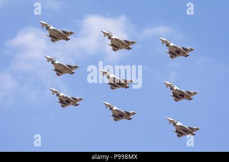 9 Eurofighter Typhoon FGR4s effettuando un'unica flypast celebra i suoi cento anni della Royal Air Force al 2018 Royal International Air Tattoo Foto Stock