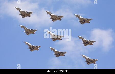 9 Eurofighter Typhoon FGR4s effettuando un'unica flypast celebra i suoi cento anni della Royal Air Force al 2018 Royal International Air Tattoo Foto Stock