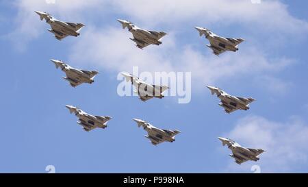 9 Eurofighter Typhoon FGR4s effettuando un'unica flypast celebra i suoi cento anni della Royal Air Force al 2018 Royal International Air Tattoo Foto Stock