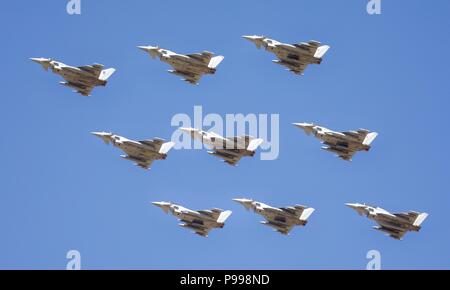 9 Eurofighter Typhoon FGR4s effettuando un'unica flypast celebra i suoi cento anni della Royal Air Force al 2018 Royal International Air Tattoo Foto Stock