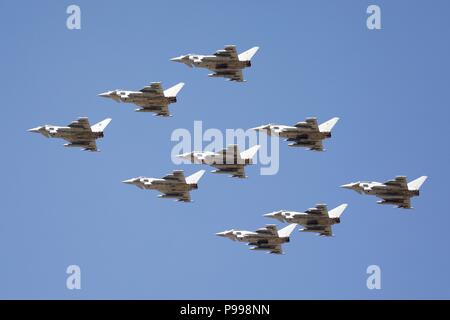 9 Eurofighter Typhoon FGR4s effettuando un'unica flypast celebra i suoi cento anni della Royal Air Force al 2018 Royal International Air Tattoo Foto Stock