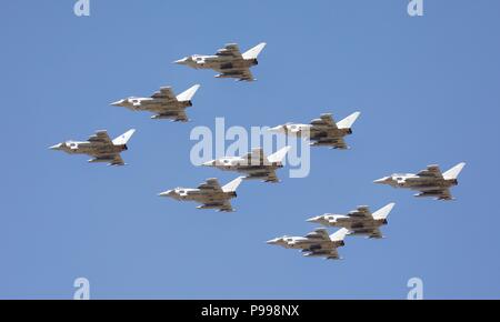 9 Eurofighter Typhoon FGR4s effettuando un'unica flypast celebra i suoi cento anni della Royal Air Force al 2018 Royal International Air Tattoo Foto Stock