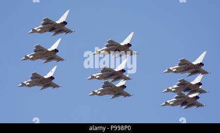 9 Eurofighter Typhoon FGR4s effettuando un'unica flypast celebra i suoi cento anni della Royal Air Force al 2018 Royal International Air Tattoo Foto Stock