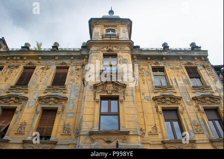 Un edificio a spiovente dal fiume Ljubljanica nella città di Lubiana, Slovenia. Foto Stock