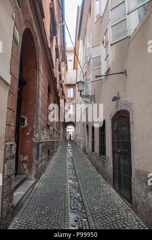 Una installazione di bronzo di facce da artista Jakov Brdar ispirato da un pezzo dallo scrittore R M Rilke, su Kljucavnicarska ulica (Fabbro Street), Ljubljana. Foto Stock