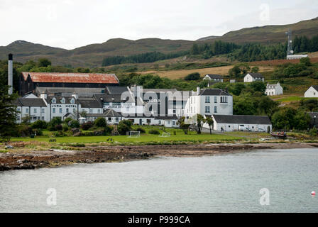 Jura Scotch Whisky Distillery e Jura Hotel Craighouse Isle of Jura Ebridi Interne in Scozia vista dell'esterno bianco del Giura highland whisky al malto whi Foto Stock