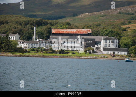 Jura Scotch Whisky Distillery e Jura Hotel Craighouse Isle of Jura Ebridi Interne in Scozia vista dell'esterno bianco del Giura highland whisky al malto whi Foto Stock