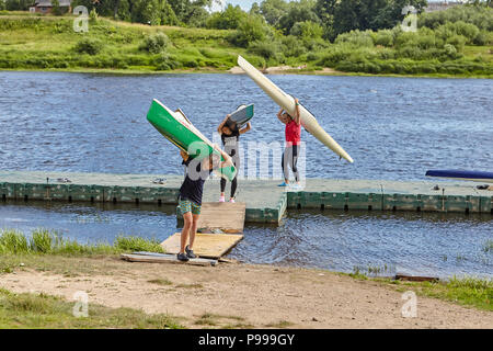 Polotsk, Bielorussia - Luglio 6, 2018: Giovani kayakers spostare kayak alla costa dopo la fine di un corso di formazione sulla barca a remi. Foto Stock