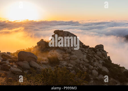 Sunrise nuvole sopra picco roccioso Parco nella valle di San Fernando zona di Los Angeles, California. Foto Stock