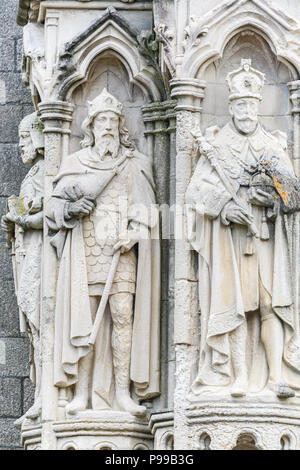 Le sculture in pietra sul lato esterno della facciata ovest al più recente costruzione in Inghilterra del cattedrali, Truro, Cornwall. Foto Stock