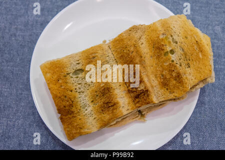 Tradizionale colazione Singapore chiamato Kaya toast, pane di cocco con marmellata e burro, il fuoco selettivo tecnica Foto Stock