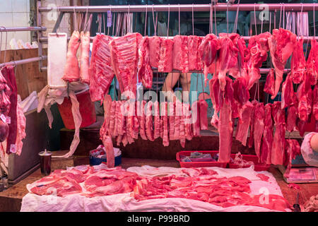 Le carni rosse appese al negozio di macellaio in Cina Foto Stock