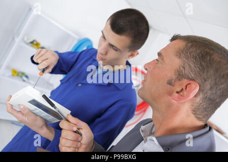 Apprendista tecnico con l'insegnante Foto Stock