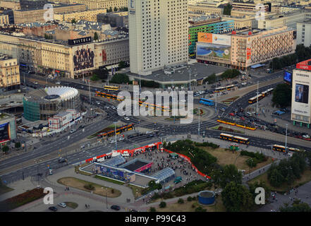 Varsavia, Polonia - 27 giugno 2018.vista dal palazzo della cultura e della scienza,l'Rondo Romana Dmowskiego ,di edifici commerciali e di trasporto di traffico. Foto Stock