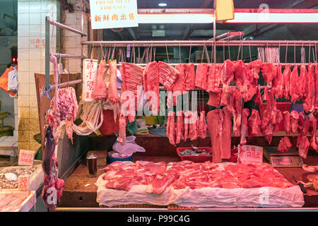 Appendere le carni fresche in pezzi Butcher Shop Foto Stock