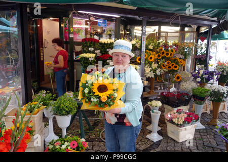 Arrangiatore di fiori che vende fiori a Wrocław in Polonia Foto Stock