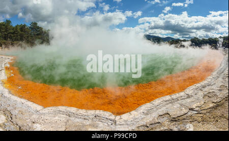 Pool di Champagne, un terrestre molla a caldo con abbondante anidride carbonica creando molte bolle, Wai-O-Tapu area geotermale, Nuova Zelanda Isola del nord. Foto Stock