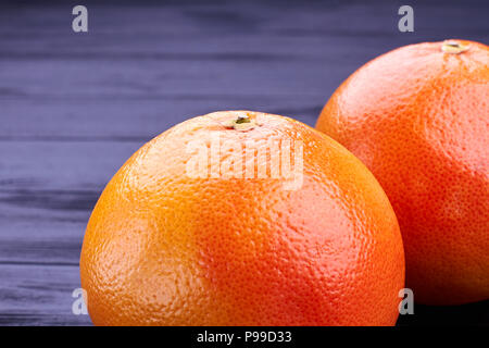 Close up maturi freschi Pompelmi. Due interi organici di pompelmi close up. Pompelmi per la perdita di peso. Foto Stock