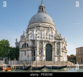 L'Europa, Italia, Veneto, Venezia. Basilica di Santa Maria della Salute, vista dal Canale Grande (Grand Canal) dal vaporetto (acqua tram). Foto Stock