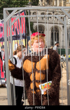 Il presidente statunitense Donald Trump raffigurato come "Ape in gabbia " caricatura durante il 'Stop Trump' protestare presso il Parlamento Square Gardens, Londra, Regno Unito. Foto Stock