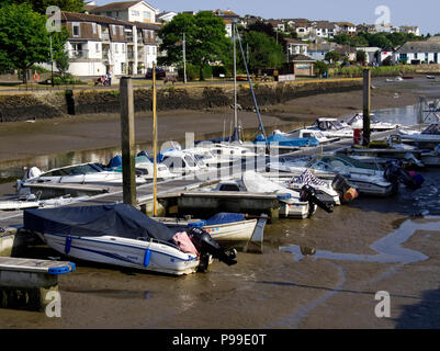 Kingsbridge porto, Devon - imbarcazioni arenarsi sul fango con la bassa marea. Foto Stock